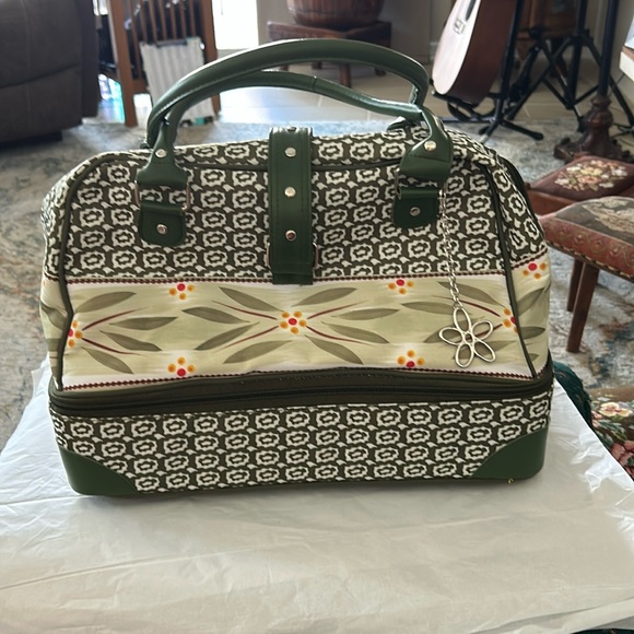 Temptations Other - Temptation, old world, sage, double insulated tote with 2 qu casserole 13 x 11